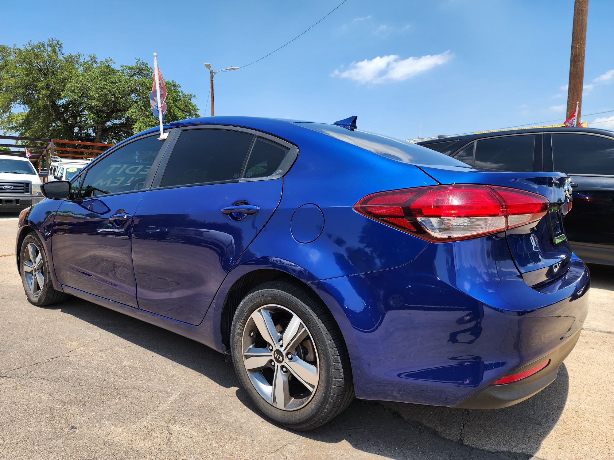 2018 BLUE /BLACK Kia Forte LX (3KPFL4A76JE) with an 2.0L L4 DOHC 16V engine, AUTO transmission, located at 2660 S.Garland Avenue, Garland, TX, 75041, (469) 298-3118, 32.885387, -96.656776 - Photo #5
